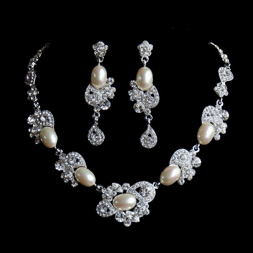 Belle Bridal Jewellery, wholesales and bespoke bridal couture, bridal headpieces and tiaras, bridal jewelry and accessories worldwide. 